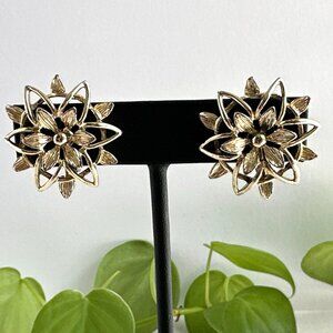 Vintage Sarah Coventry PETA-LURE Gold Tone Flower Clip Earrings 1" Floral Design